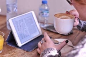 Dijital Ekranlarda Kitap Okuma: Avantajlar, Dezavantajlar ve Denge