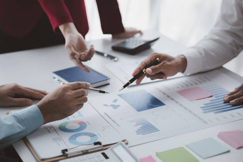 The meeting room for startup companies, the marketing department has a meeting to plan marketing and